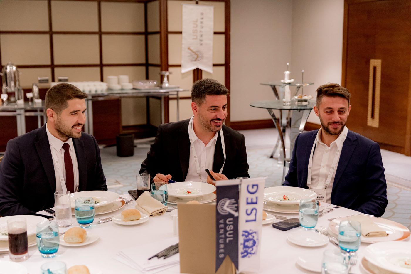 Akşam yemeğinde konuklar; önde LSEG ve Usul Ventures masa flamaları