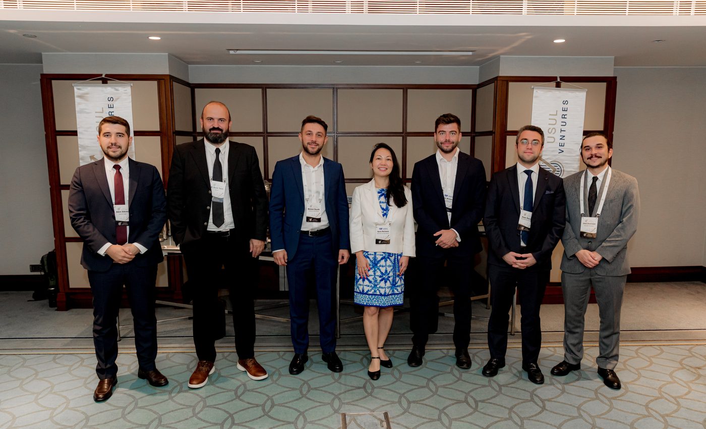 Usul Ventures flamaları önünde grup fotoğrafı